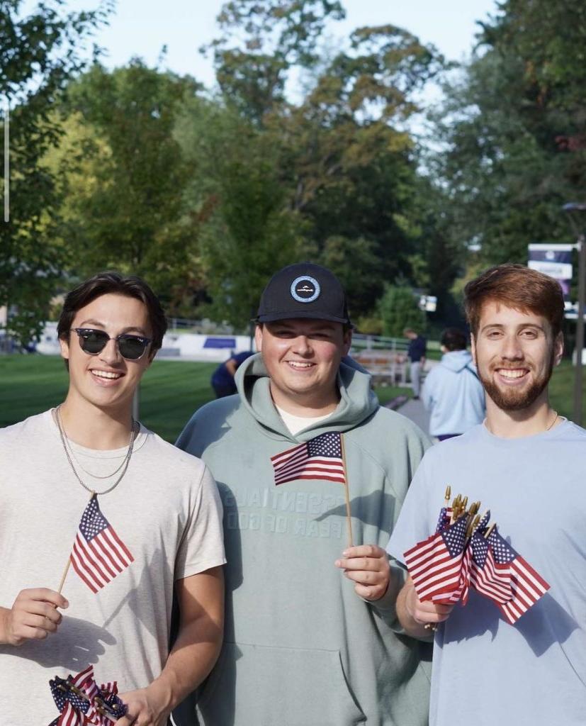三个卡帕西格玛兄弟举着美国国旗